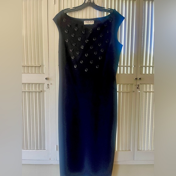 Chiara Boni. Model: Panda Sparkle. Sequin Dot embellished. Sheath silhouette. - Picture 5 of 6